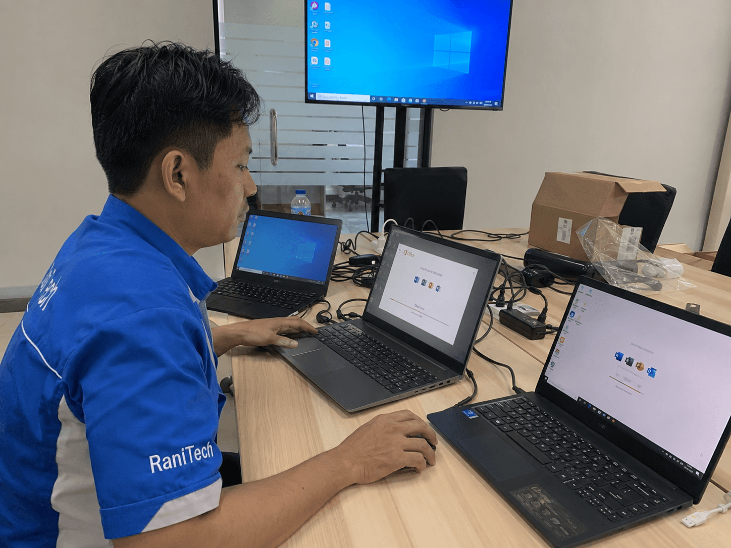 Ilustrasi setup Microsoft Office pada beberapa laptop